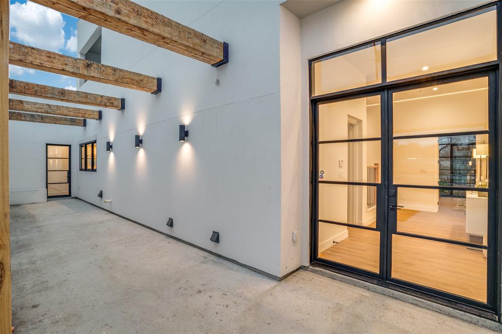 823 West Danieldale Road Duncanville, TX 75137 - Photo 2 of 36 a view of an empty room with a window