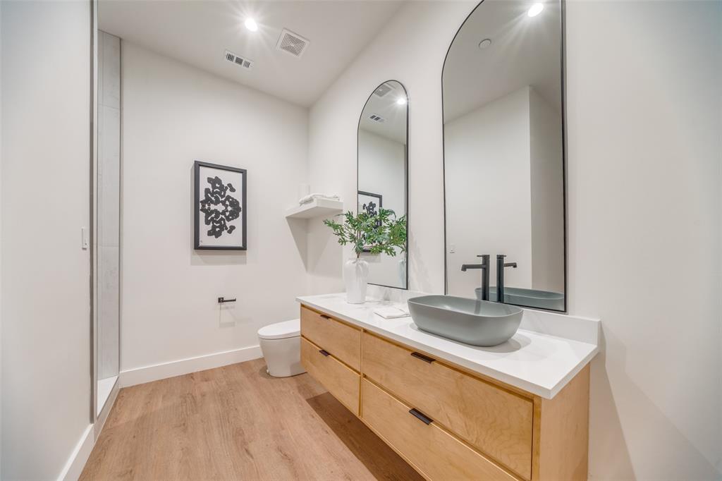 823 West Danieldale Road Duncanville, TX 75137 - Photo 23 of 36 a bathroom with a toilet sink and mirror