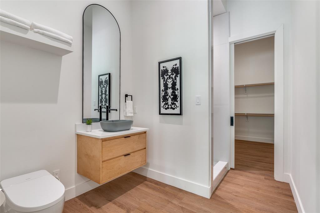 823 West Danieldale Road Duncanville, TX 75137 - Photo 27 of 36 a bathroom with a toilet a sink and mirror