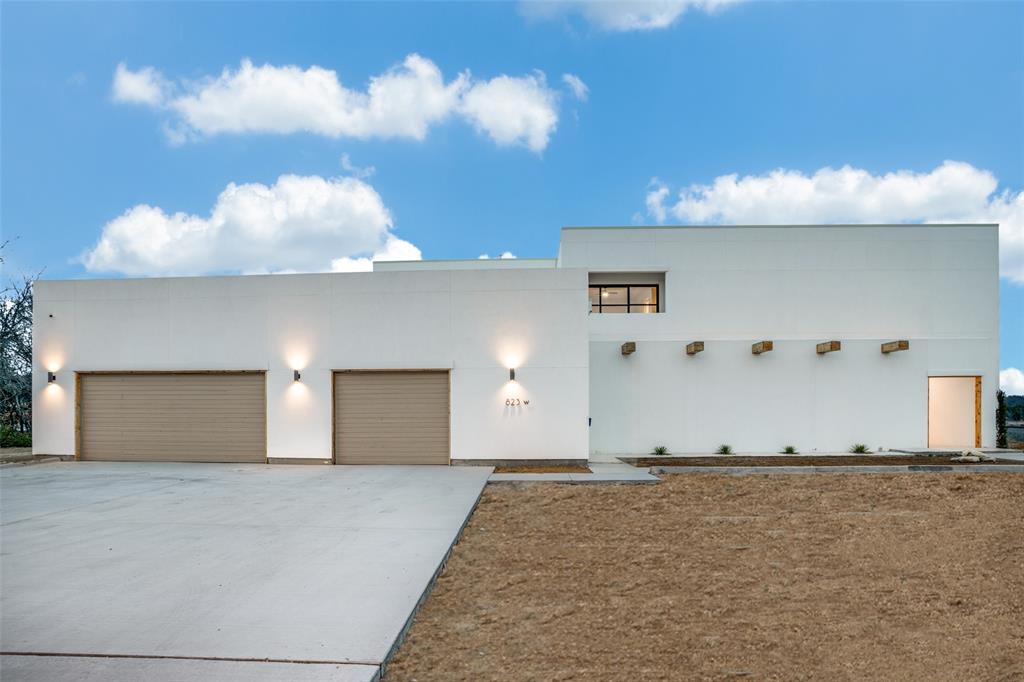 823 West Danieldale Road Duncanville, TX 75137 - Photo 32 of 36 a view of a garage