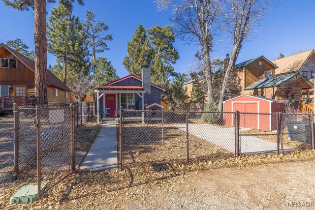 $299,000 | 696 Highland Lane, Sugarloaf, CA 92386