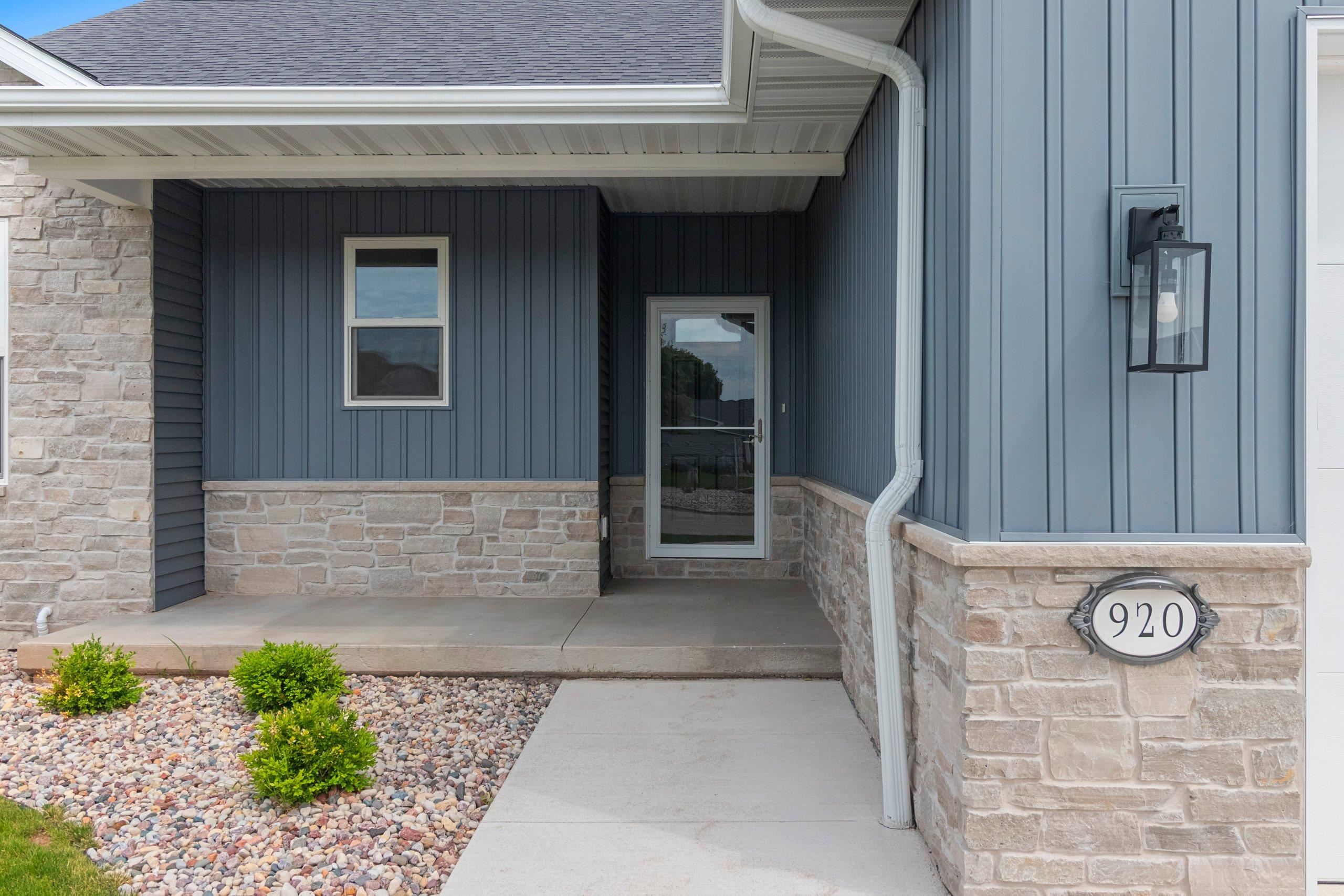 920 Clover Court Menasha, WI 54952 - Photo 4 of 47