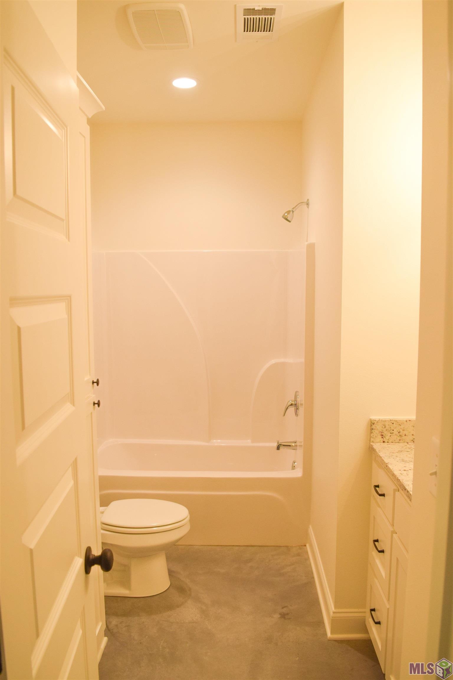 8073 Arnold Road, Unit 3B Denham Springs, LA 70726 - Photo 5 of 6 Guest Bathroom