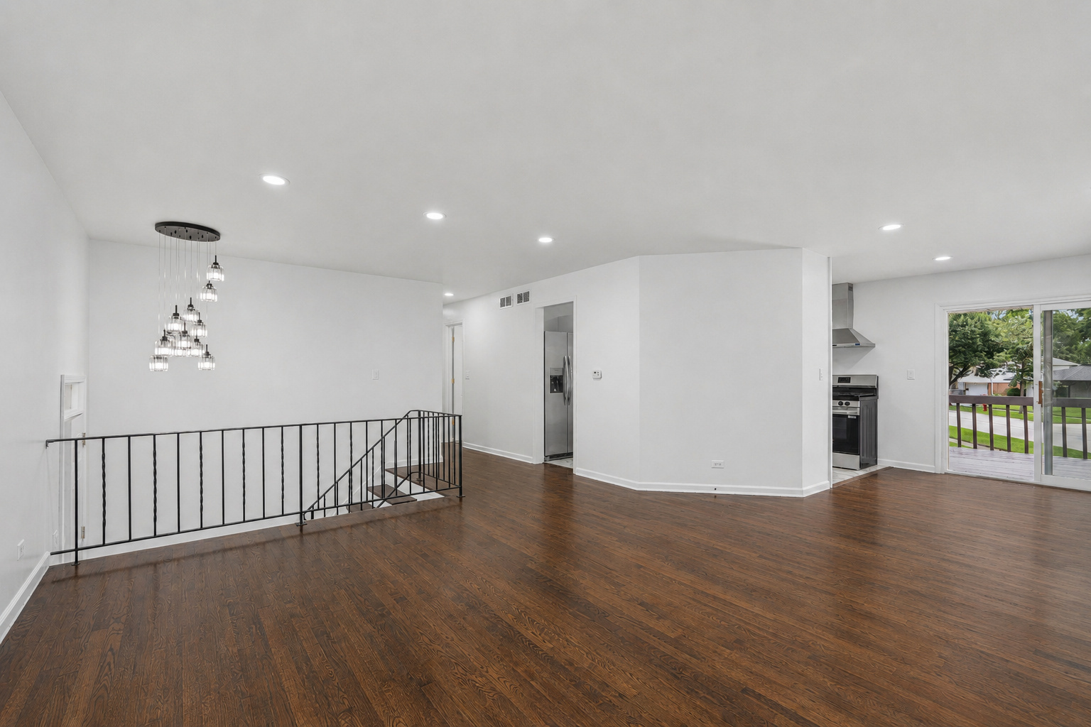 669 White Pine Road Buffalo Grove, IL 60089 - Photo 3 of 33 Gallery Image 3