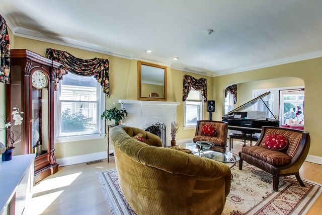 416 Wisner Street Park Ridge, IL 60068 - Photo 8 of 49 a living room with furniture and a wooden floor