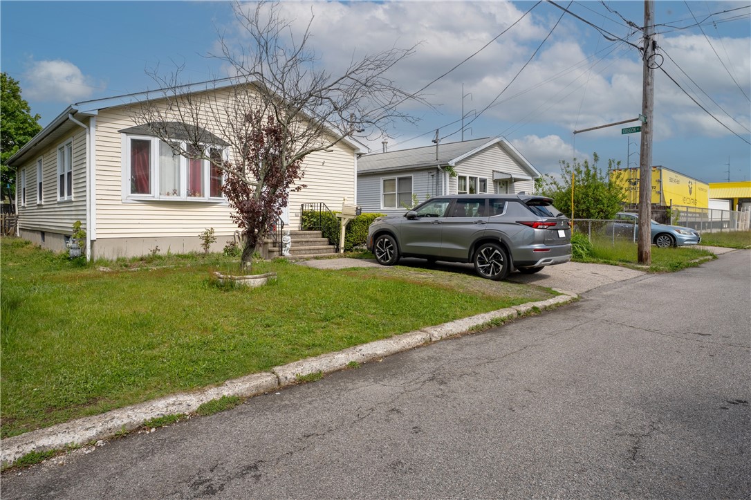 102 Kenmore Street Pawtucket, RI 02861 - Photo 2 of 3