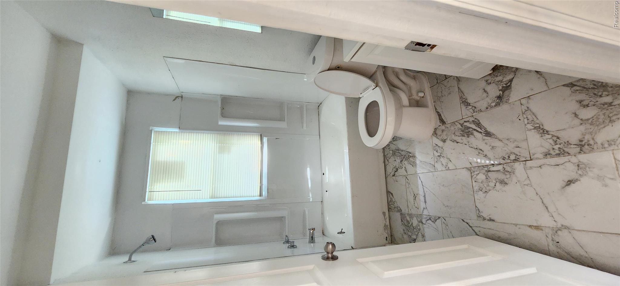19734 Lahser Road Detroit, MI 48219 - Photo 6 of 8 Bathroom.jpg