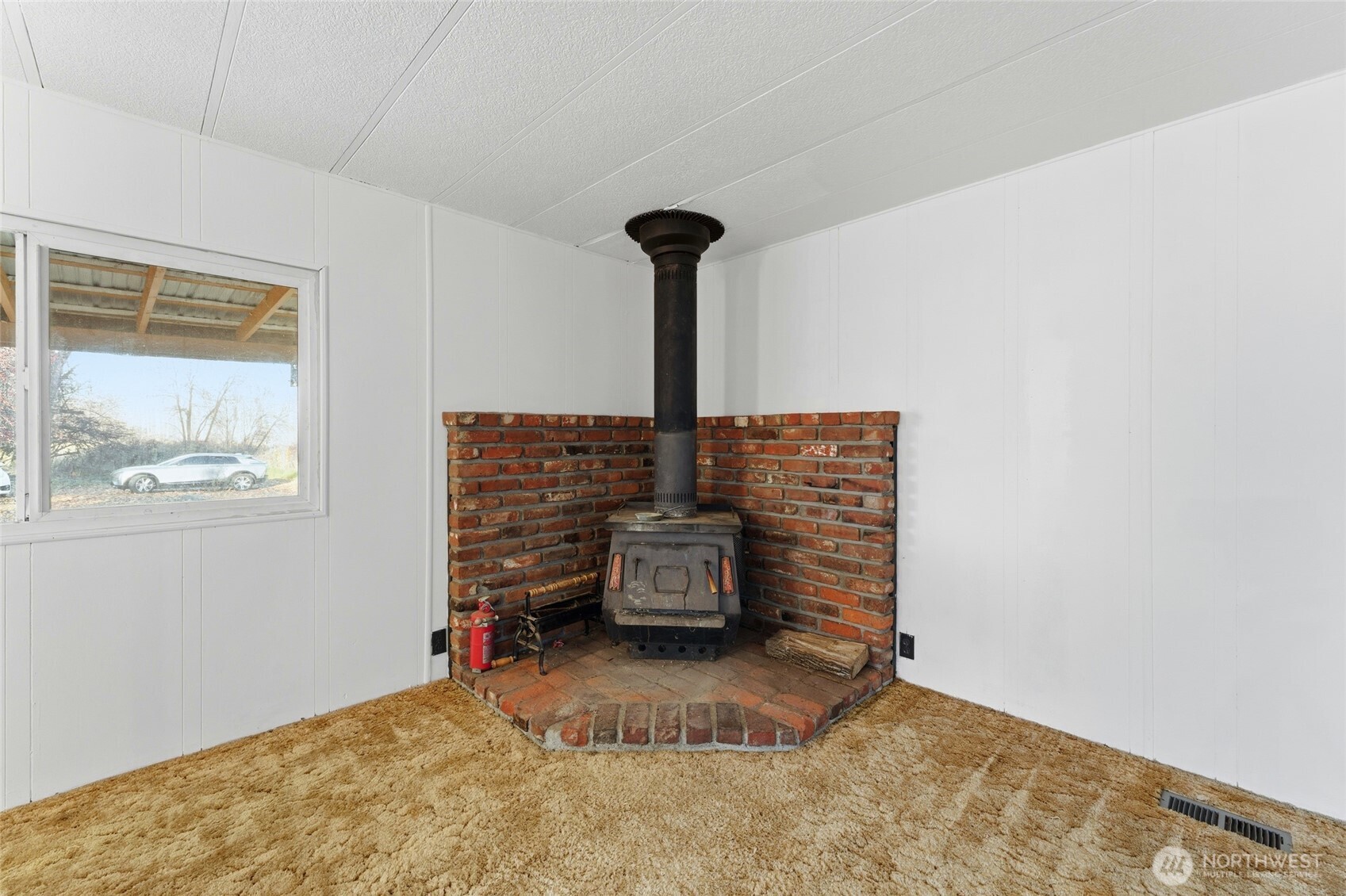 269 7 Mile Road Walla Walla, WA 99362 - Photo 12 of 40 a room with painting on the wall and a window