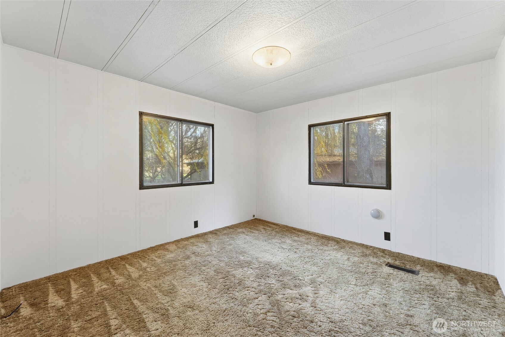 269 7 Mile Road Walla Walla, WA 99362 - Photo 20 of 40 a view of an empty room with window