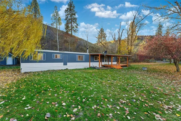 a view of a house with a yard