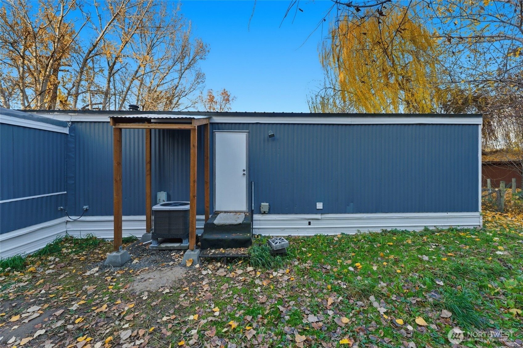 269 7 Mile Road Walla Walla, WA 99362 - Photo 25 of 40 a backyard of a house with lots of green space