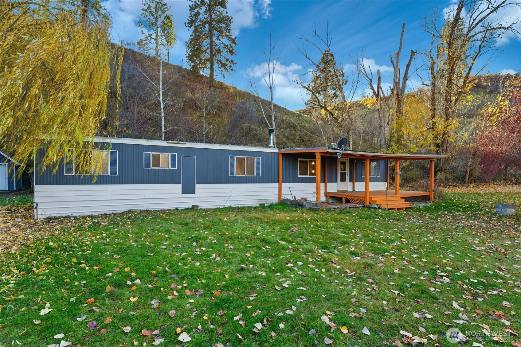 269 7 Mile Road Walla Walla, WA 99362 - Photo 3 of 40 a view of a house with backyard and garden
