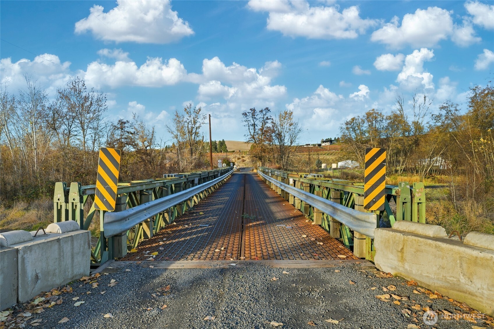 269 7 Mile Road Walla Walla, WA 99362 - Photo 31 of 40 a view of a balcony with wooden stairs