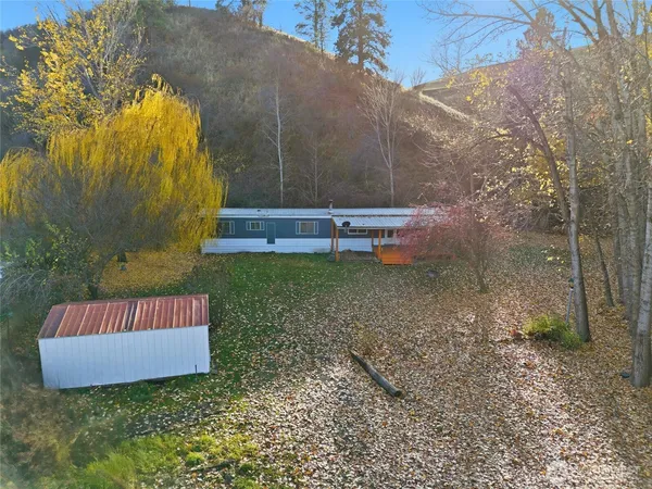 a view of a back yard