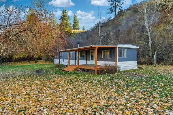 a view of a house with a yard