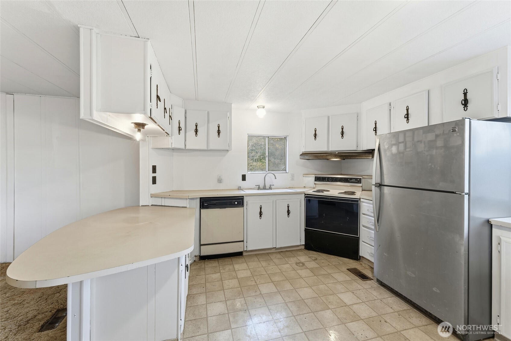 269 7 Mile Road Walla Walla, WA 99362 - Photo 9 of 40 a kitchen with stainless steel appliances a refrigerator sink and cabinets