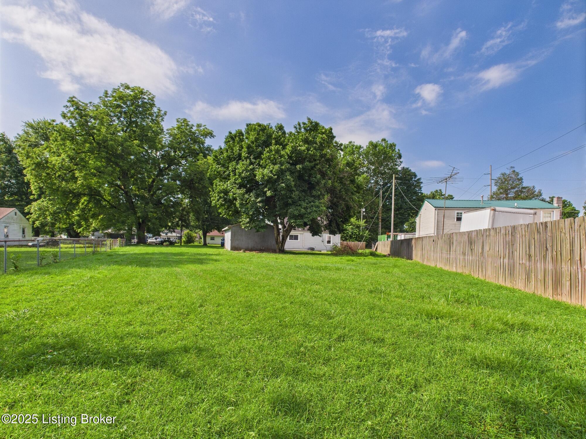 5003 Kendall Road Louisville, KY 40272 - Photo 16 of 27 Back yard