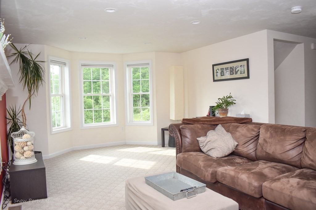 6 Honeysuckle Road Worcester, MA 01607 - Photo 3 of 26