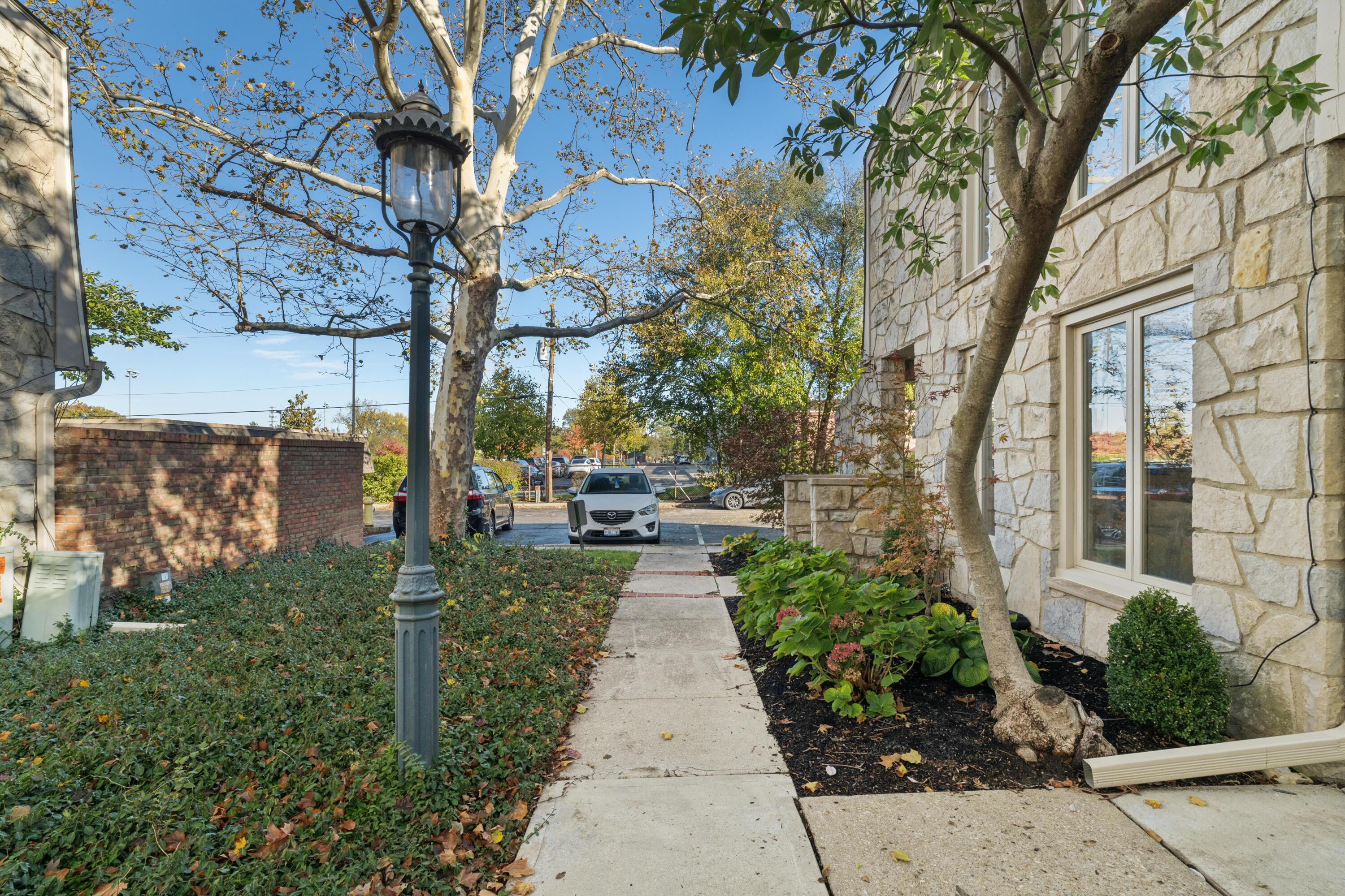 3600 Reed Road, Unit 15 Columbus, OH 43220 - Photo 3 of 41 Front Walkway