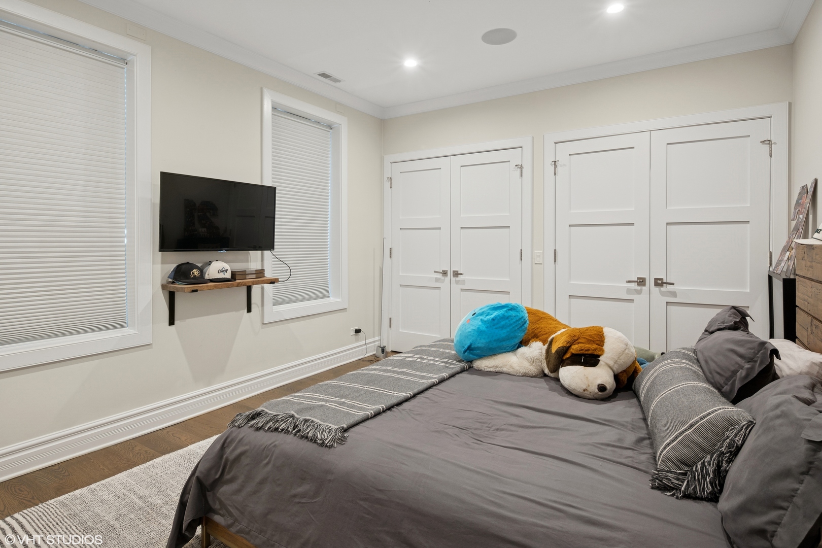 1851 North Halsted Street, Unit 2 Chicago, IL 60614 - Photo 21 of 31 a bedroom with furniture and a flat screen tv