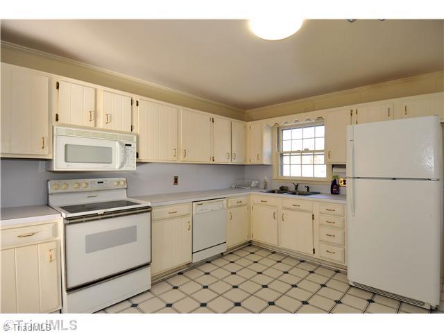 210 Wicklow Road Winston-Salem, NC 27106 - Photo 3 of 13 Kitchen.