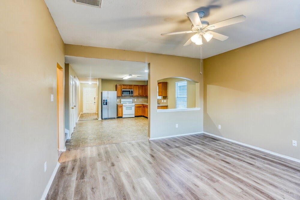 8223 Wainwright Way Rosharon, TX 77583 - Photo 5 of 17 Gallery Image 5