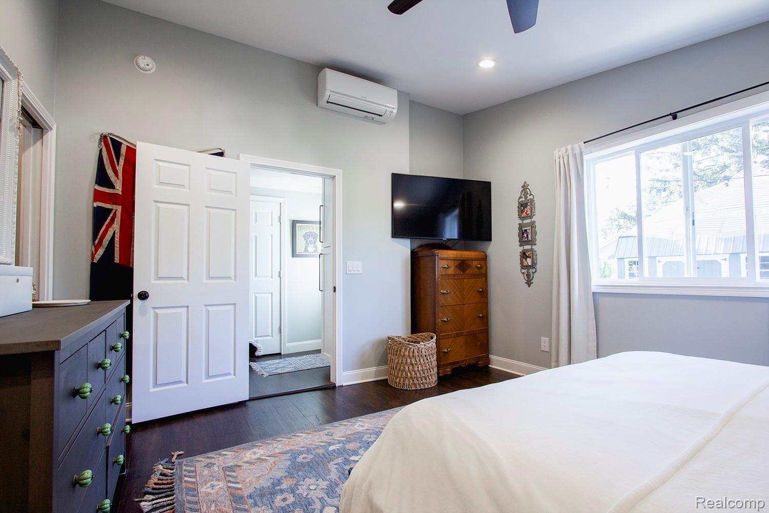 251 Roth Boulevard Clawson, MI 48017 - Photo 14 of 27 Owner's bedroom