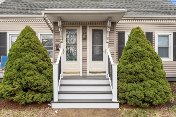 $3,200 | 20 School Street, Unit 2, Weymouth, MA 02189