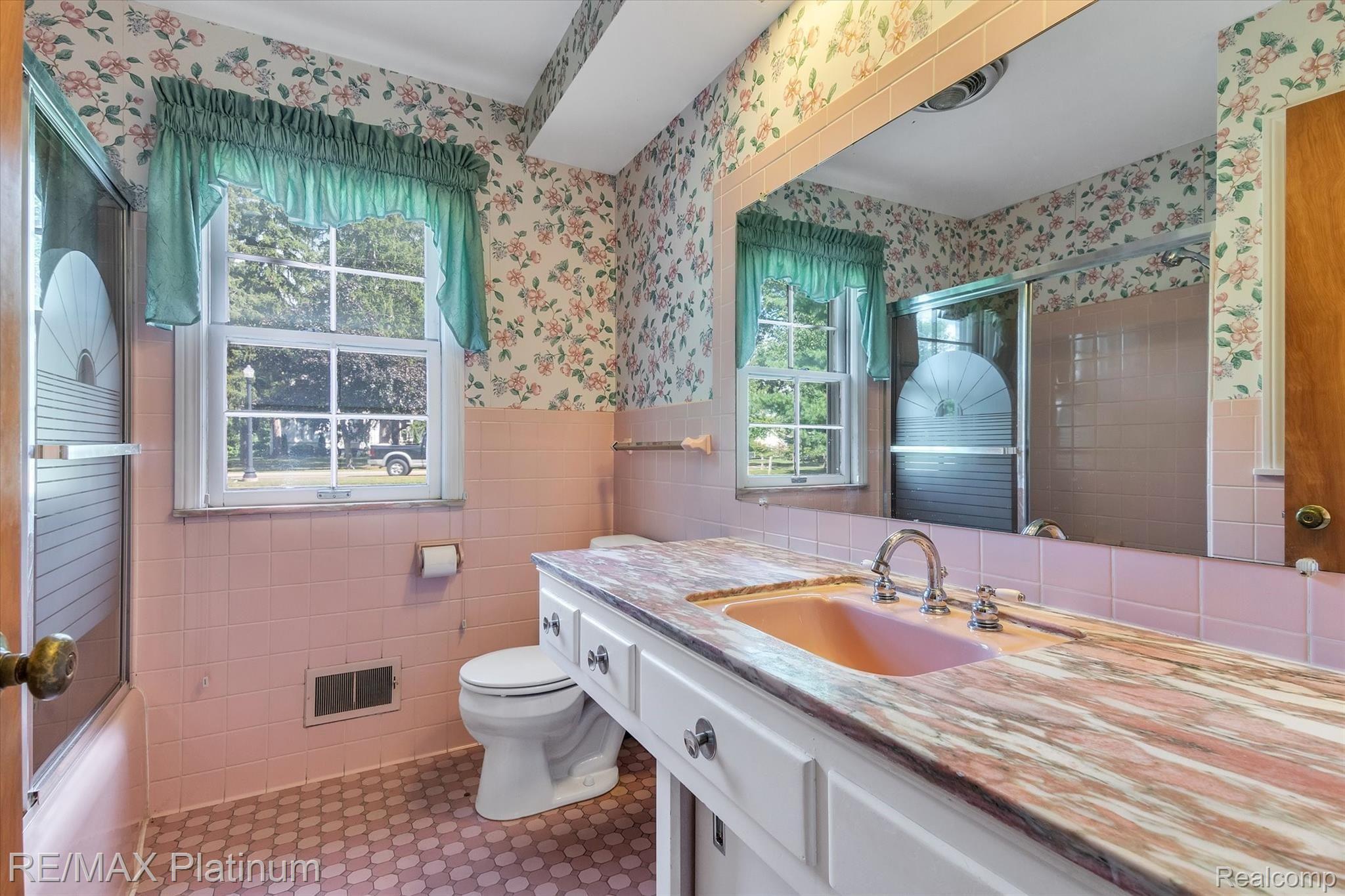 110 Riddle Street Howell, MI 48843 - Photo 15 of 39 Full Bathrooom