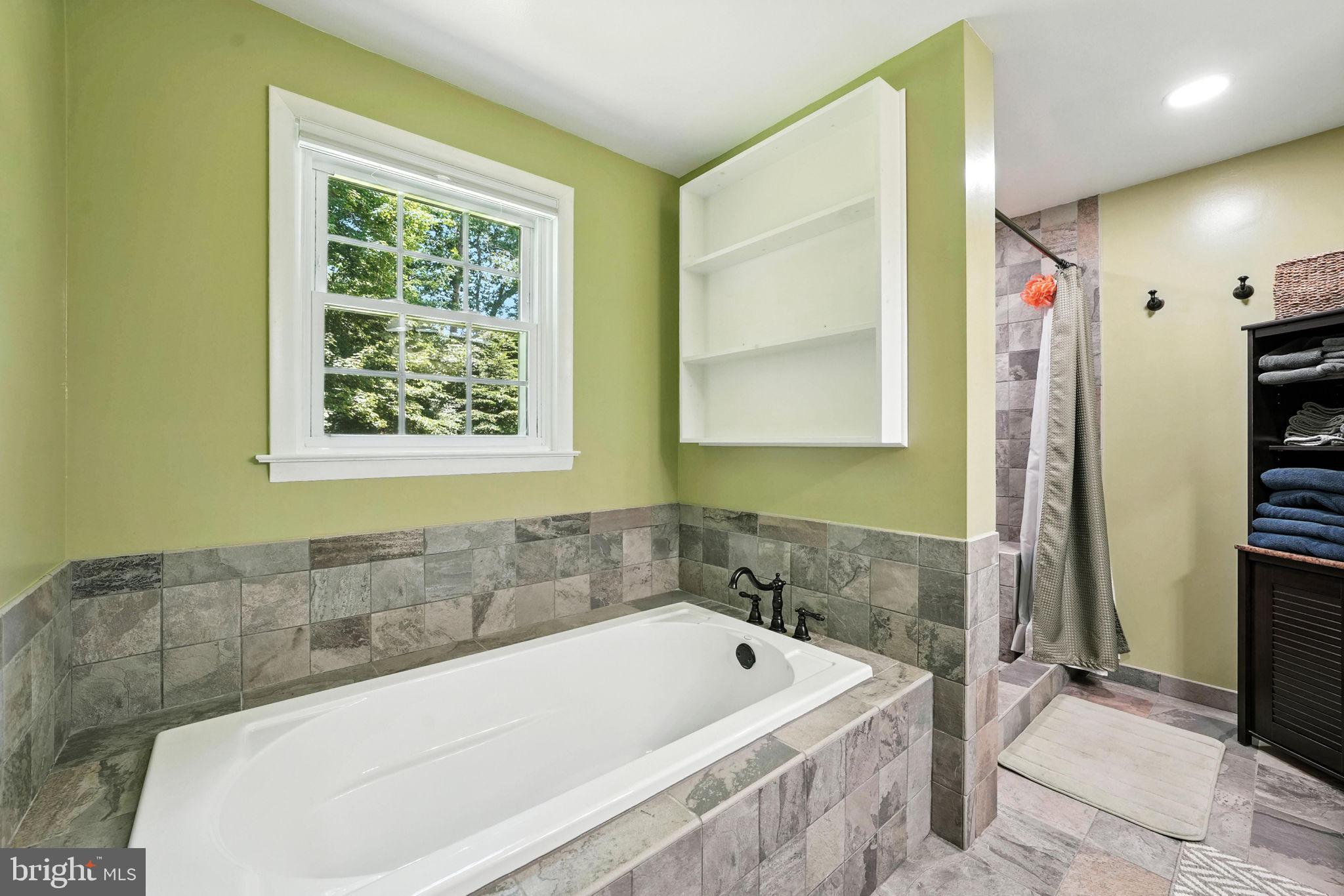 10282 Greystone Road Manassas, VA 20111 - Photo 24 of 44 Primary bath : Soaking tub and separate shower