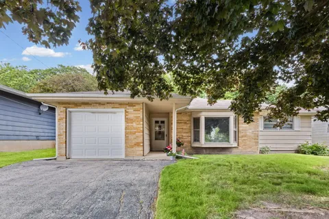 $230,000 | 626 Greenbriar Lane, Lindenhurst, IL 60046