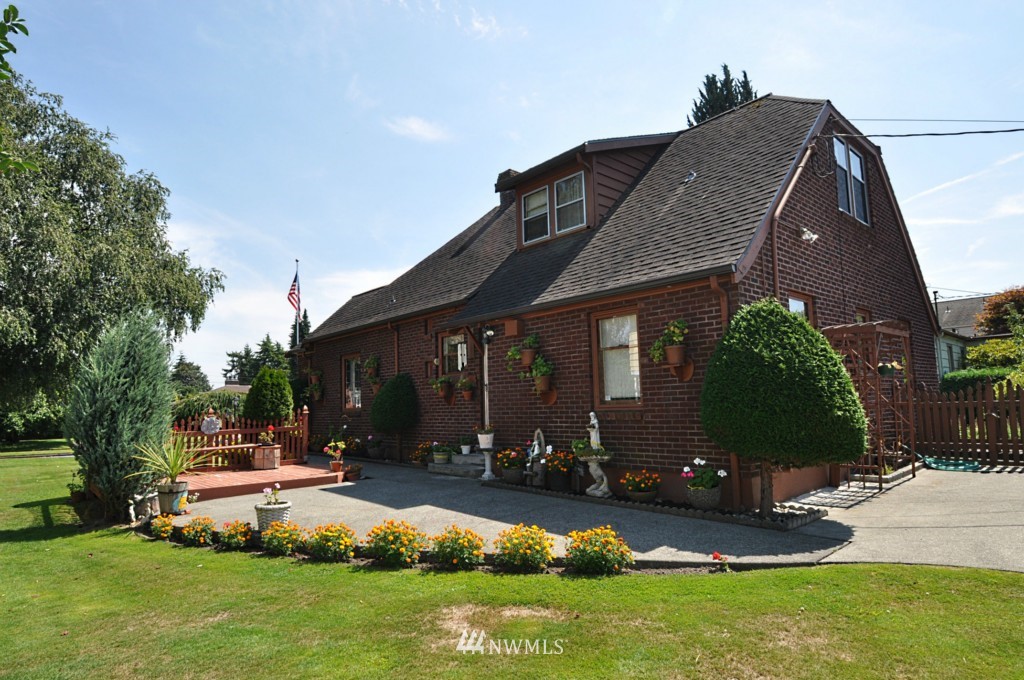 1818 Rucker Avenue Everett, WA 98201 - Photo 3 of 20