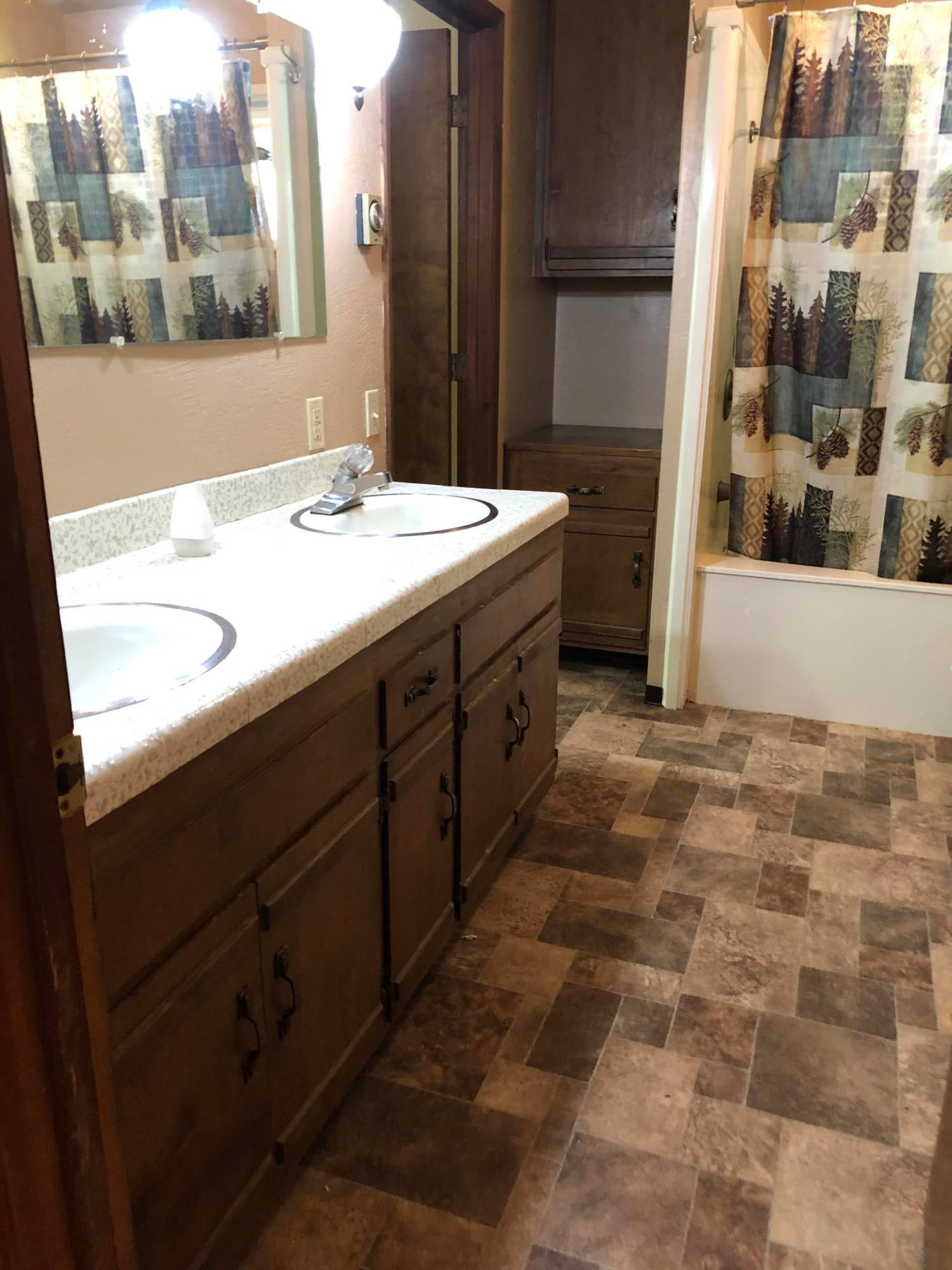 922 Garner Road Cave Junction, OR 97523 - Photo 17 of 24 Guest Bathroom Jack and Jill