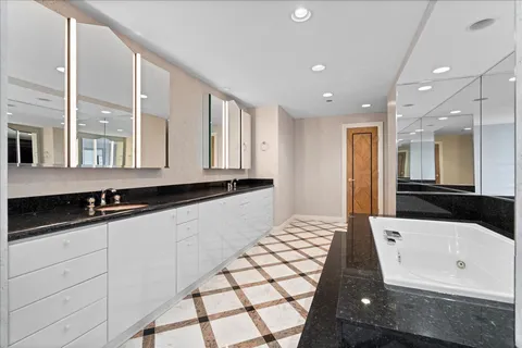 $1,175,000 | 100 East Huron Street, Unit 4703, Chicago, IL 60611