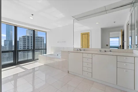 $1,175,000 | 100 East Huron Street, Unit 4703, Chicago, IL 60611