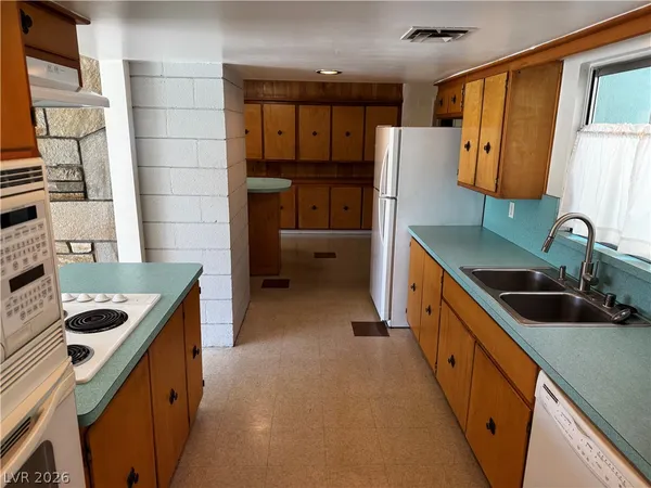 $2,700 | 544 East Canosa Avenue, Las Vegas, NV 89104