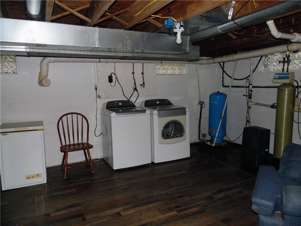 497 Tanglewood Road Pulaski, PA 16143 - Photo 12 of 20 a utility room with dryer and washer