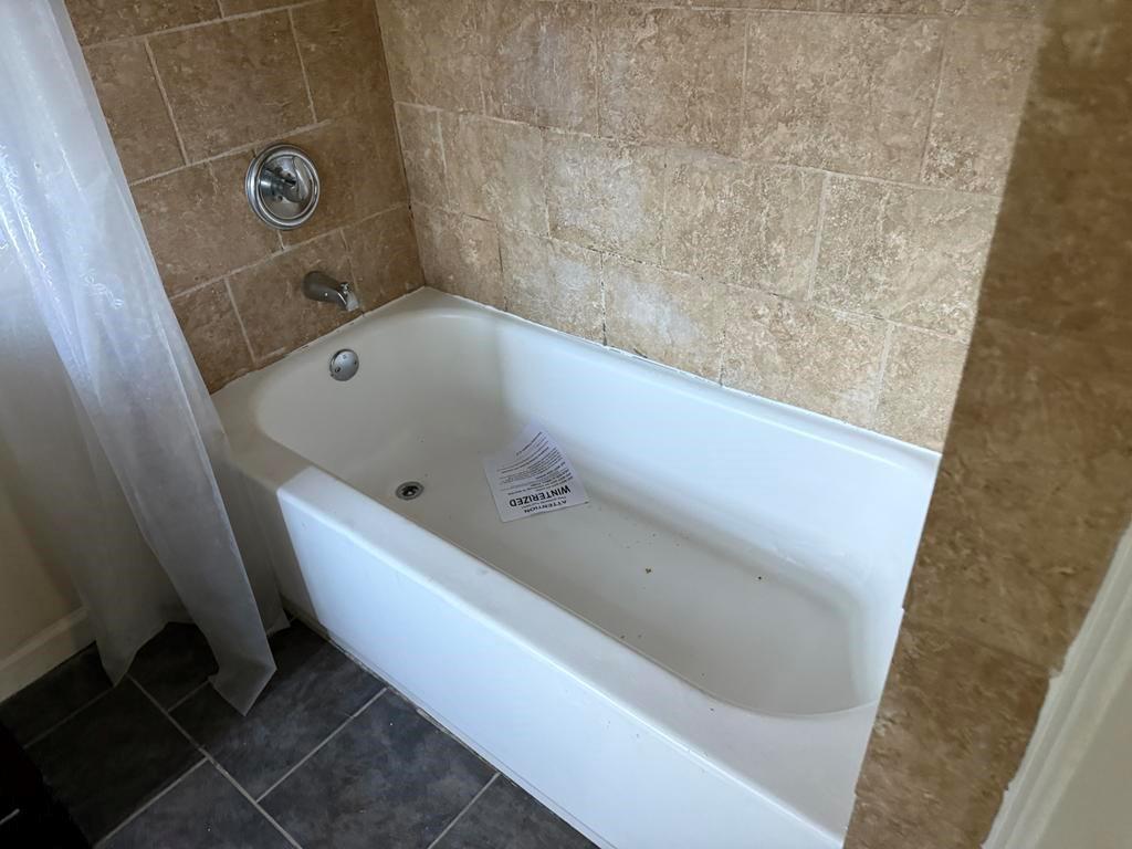 106 Flippen Road Stockbridge, GA 30281 - Photo 9 of 16 a bathroom with a tub