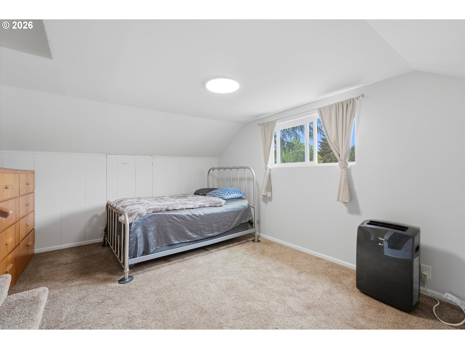4621 Ohio Street Longview, WA 98632 - Photo 22 of 29 a bedroom with a bed and a tv