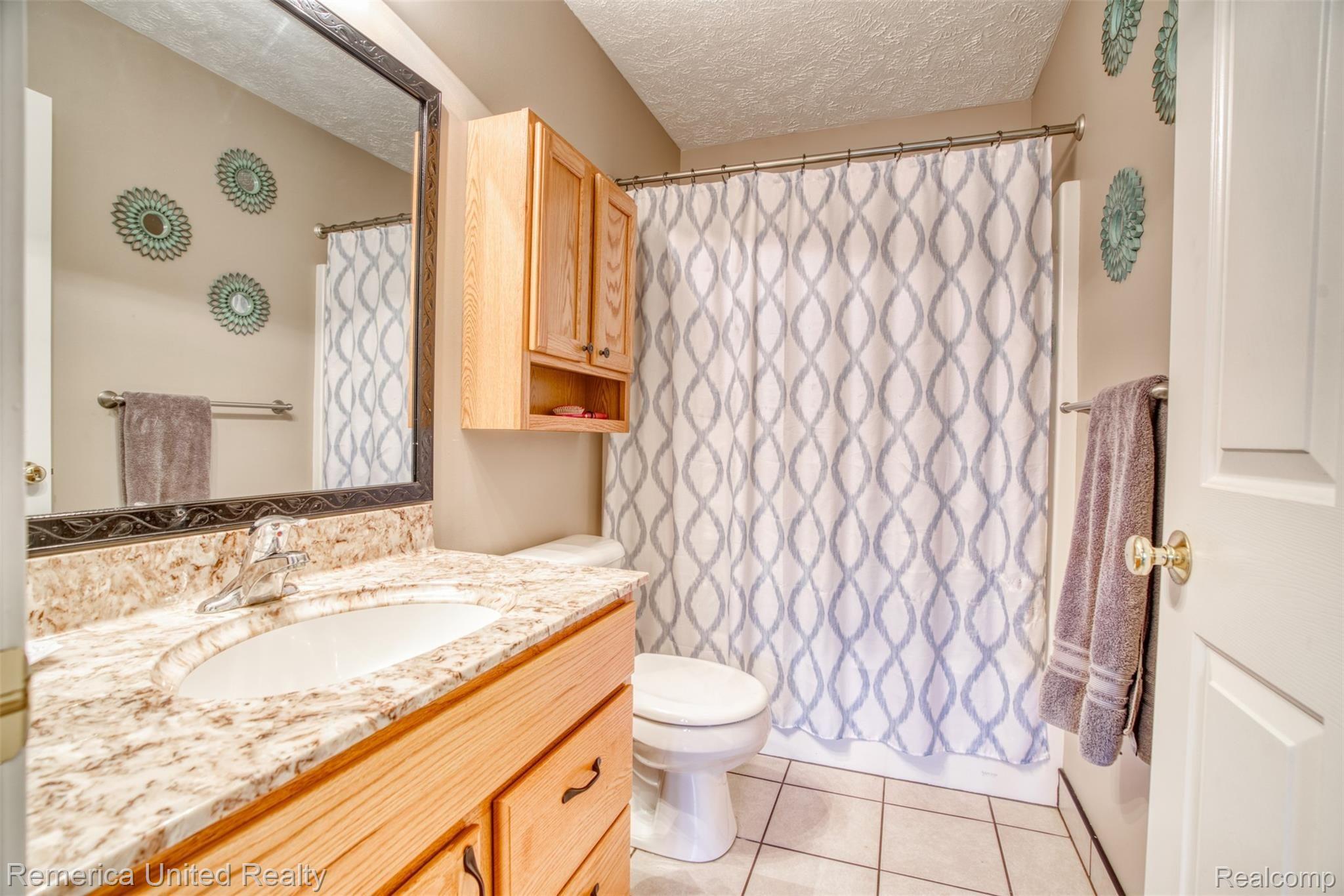2686 Golf Club Road Howell, MI 48843 - Photo 19 of 78 2686GolfClubRd_EntryBath_B2Media_Webb Realty Pros