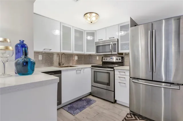 $405,000 | 2600 Collins Avenue, Unit 204, Miami Beach, FL 33140
