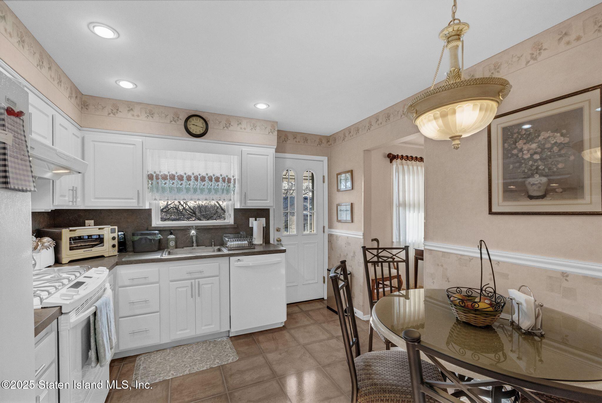 1196 Richmond Road Staten Island, NY 10304 - Photo 14 of 25 1196_Richmond_Rd_Staten_Island_NY_10304_