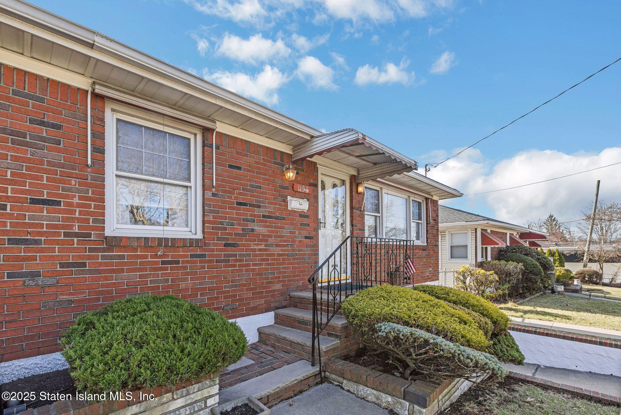 1196 Richmond Road Staten Island, NY 10304 - Photo 5 of 25 1196_Richmond_Rd_Staten_Island_NY_10304_