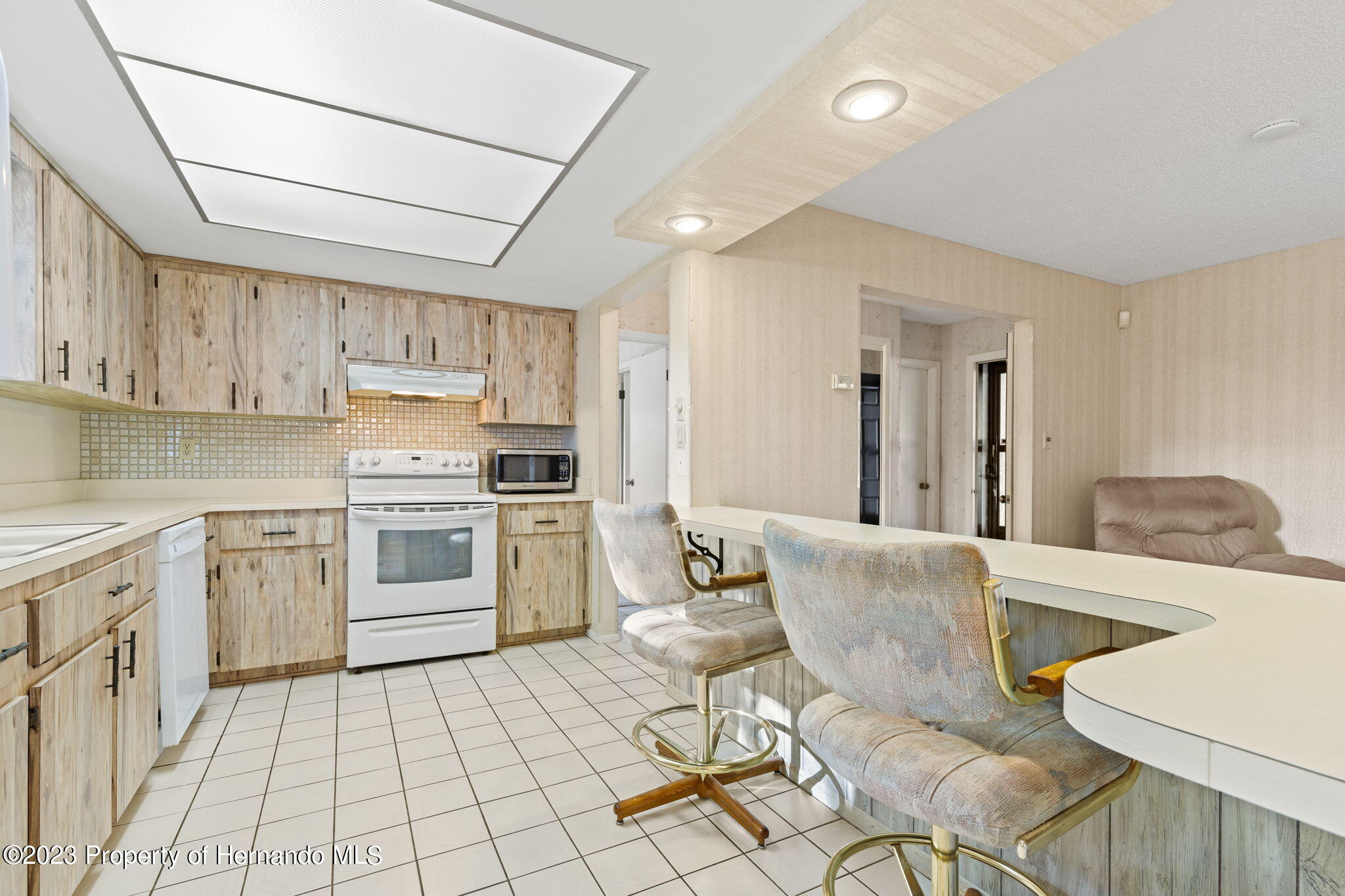 129 Candlewick Avenue Spring Hill, FL 34608 - Photo 10 of 28 14-web-or-mls-IMG_4002 kitchen with bar