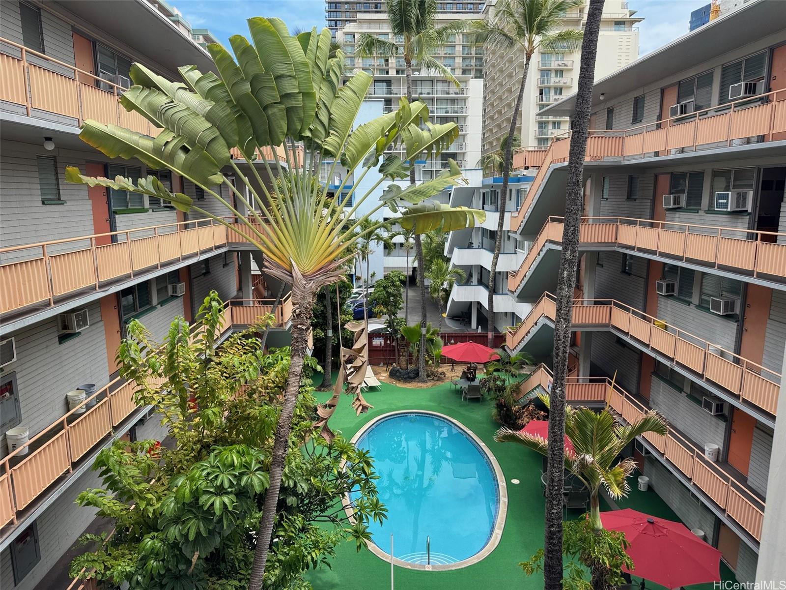 417 Nohonani Street, Unit 410 Honolulu, HI 96815 - Photo 8 of 20 a backyard of a house with lots of green space