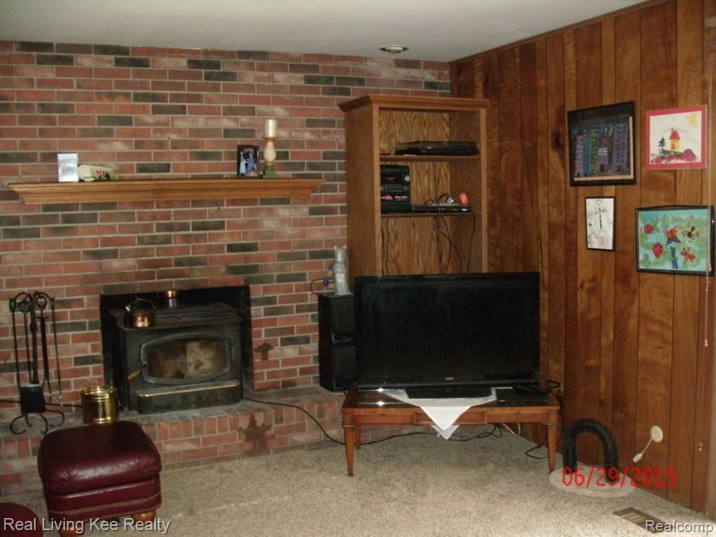 5754 Kennebunk Drive Rochester, MI 48306 - Photo 9 of 28 Family room.jpg