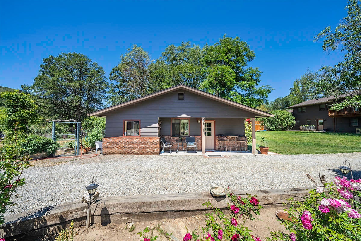 7785 Old Stage Road Central Point, OR 97502 - Photo 21 of 47 21