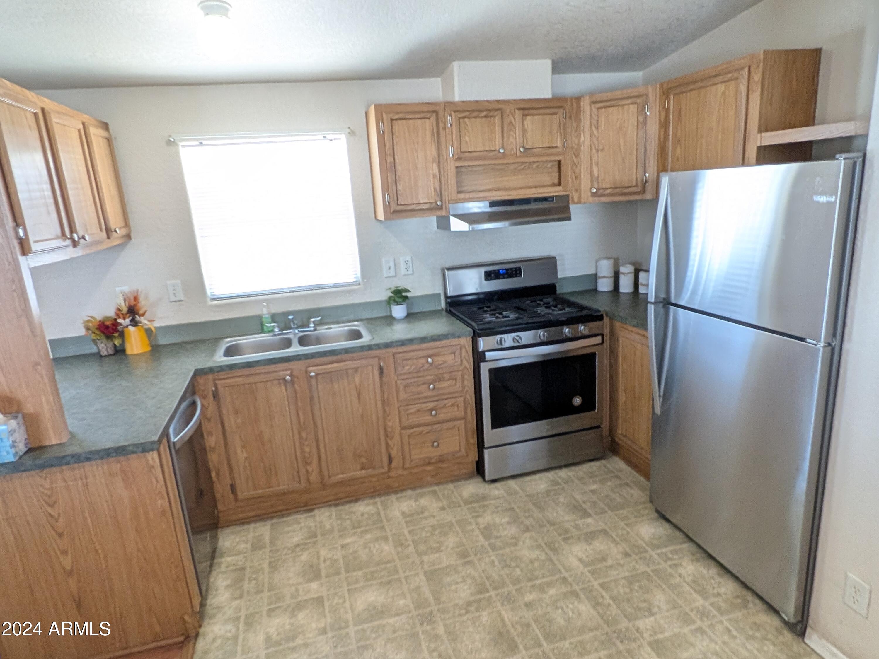 301 South Signal Butte Road, Unit 510 Apache Junction, AZ 85120 - Photo 11 of 28 Kitchen