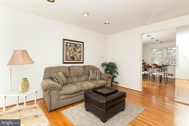6942 Blanche Road Baltimore, MD 21215 - Photo 3 of 28 Living Room