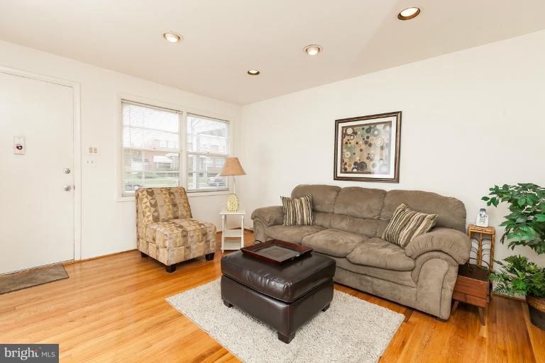 6942 Blanche Road Baltimore, MD 21215 - Photo 4 of 28 Living Room